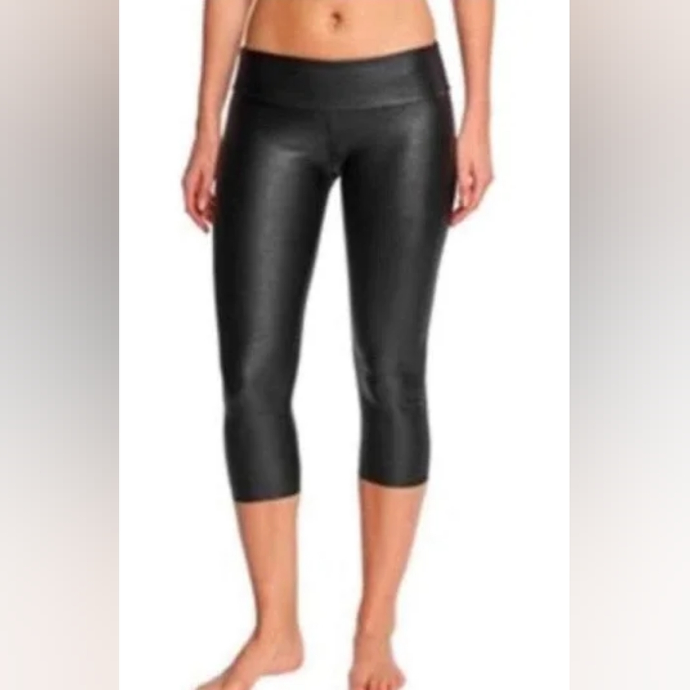 Onzie | Black Snakeskin Capri leggings XS